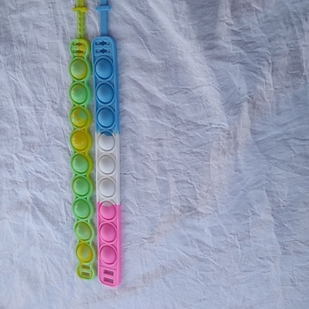 5 piece pop it fidgeting tools. 2 bracelets and 3 keychains Lot # 7 - Picture 5 of 5